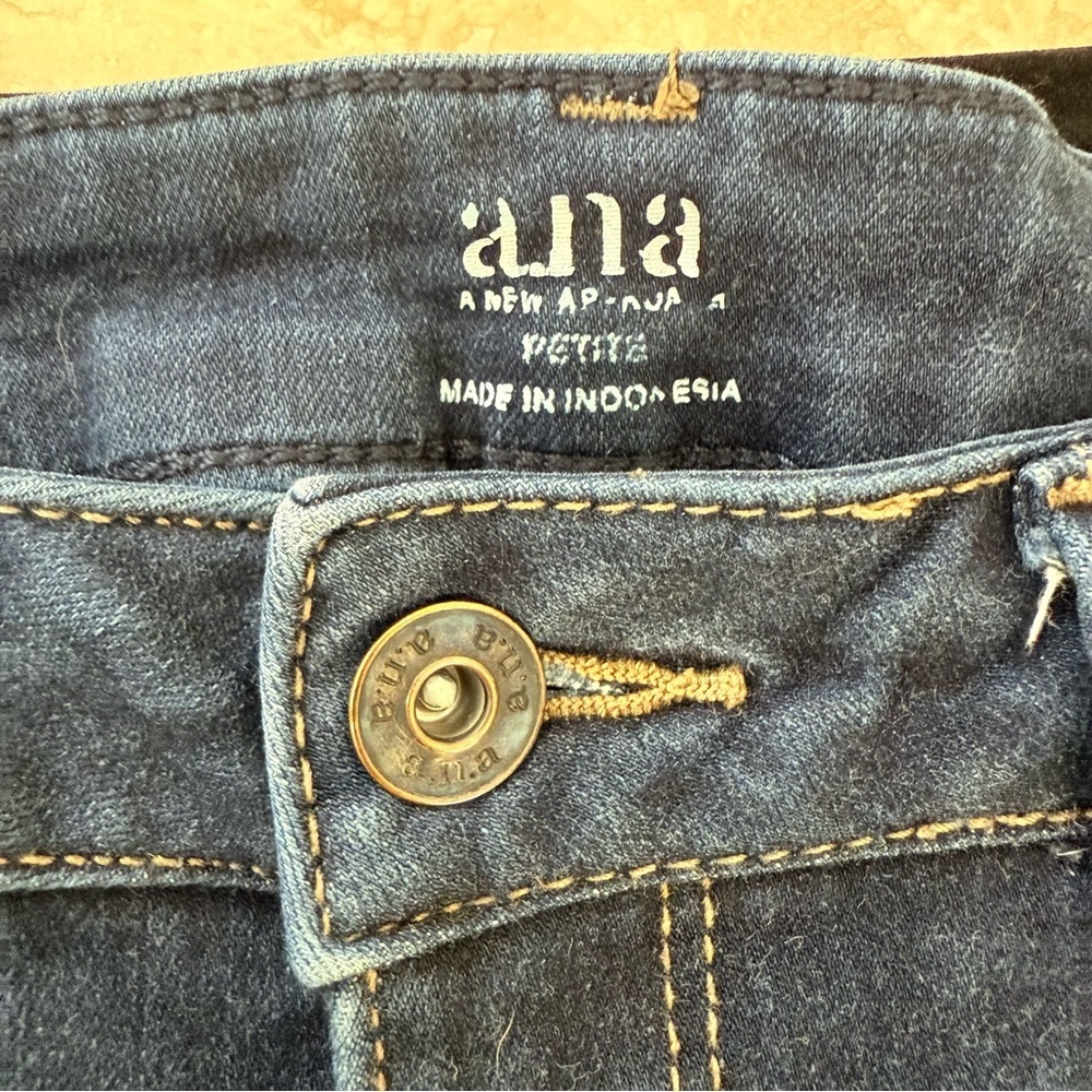 Āna Skinny Jeans Size 8 Petite Distressed Dark Wash - Picture 3 of 6